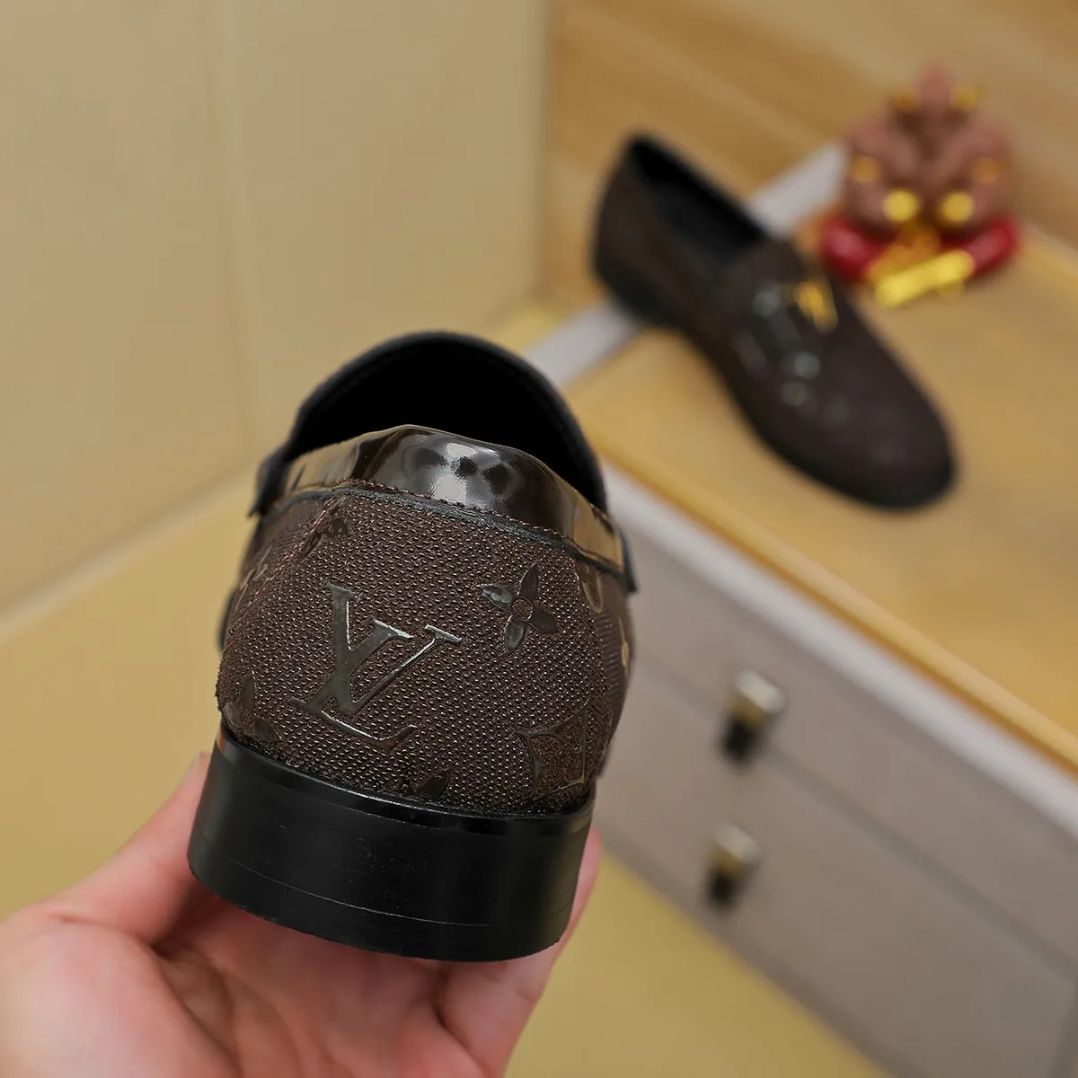 Men's shoes 💰 460 💰 Louis Vuitton LV ® 🆕 model 🔛Full shoe counter, first layer cowhide, 🐂leather lined casual shoes for men, super soft outsole, essential for driving. Counter synchronization, original first layer cowhide, completely 1:1 mold customization🌹top version, color optional! Number: 39-44 (customized at 38.45)